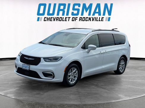 Used 2022 Chrysler Pacifica Touring-L FWD image 2