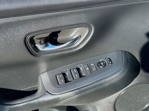 Used 2023 Honda HR-V LX image 16