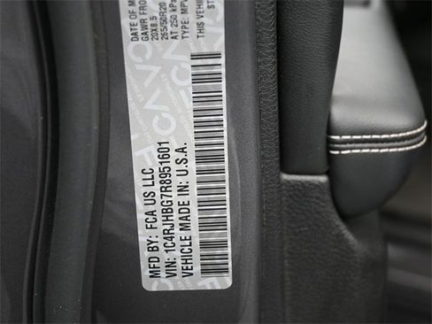 Used 2024 Jeep Grand Cherokee Limited w/ Black Appearance Package image 18