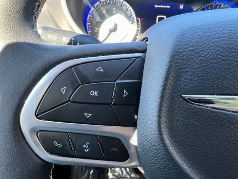 Certified 2024 Chrysler Pacifica Touring-L image 23