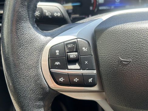 Used 2022 Ford Explorer XLT w/ Equipment Group 202A AWD/4WD image 5