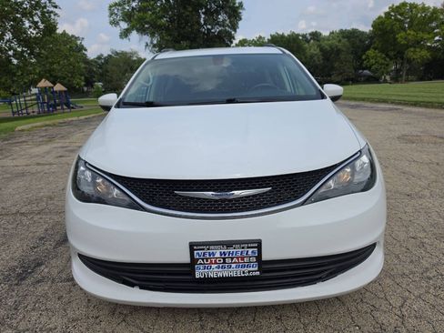 Used 2020 Chrysler Voyager LX w/ Cold Weather Group FWD image 4