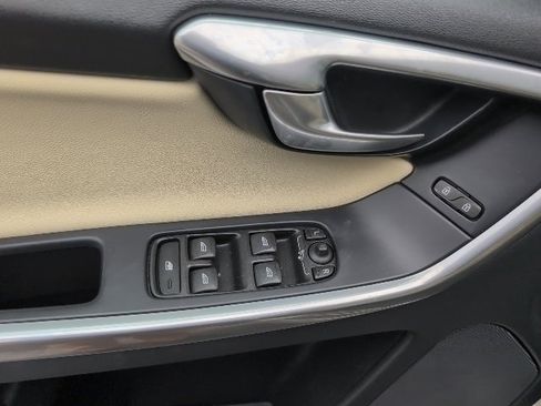 Used 2016 Volvo XC60 T5 Premier w/ Proximity Package image 19