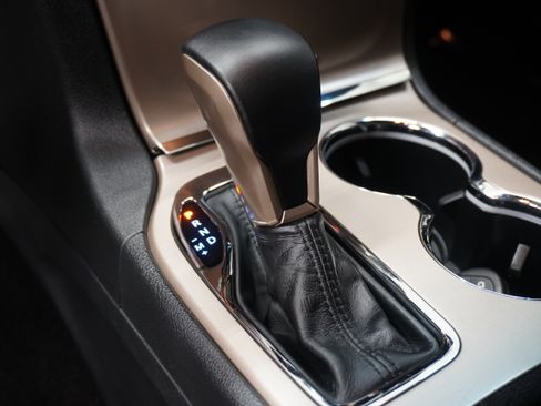 Used 2017 Jeep Grand Cherokee Laredo image 19