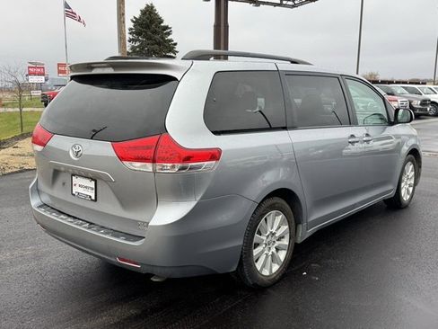 Used 2013 Toyota Sienna XLE image 38