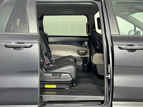 Used 2025 Kia Carnival image 11
