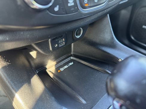 Used 2022 Chevrolet Traverse LT w/ LT Premium Package FWD image 23