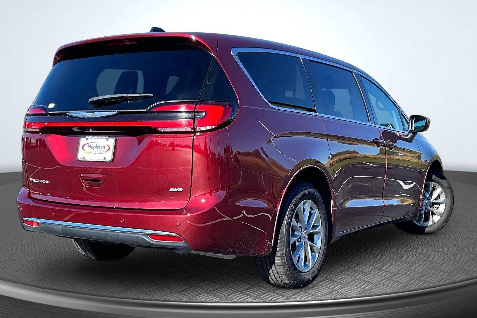 Used 2023 Chrysler Pacifica Touring-L AWD/4WD image 2
