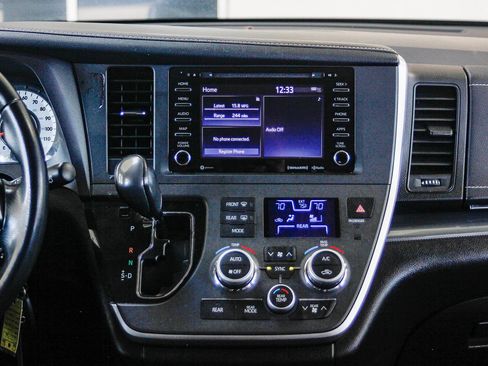 Used 2020 Toyota Sienna SE w/ Carpet Mat Package image 13