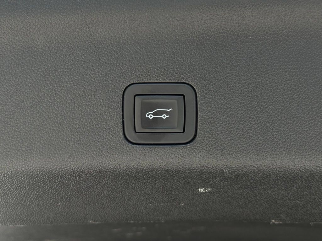 Used 2025 Chevrolet Tahoe LT RWD image 17