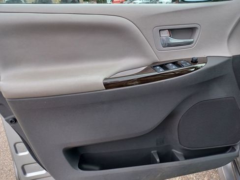 Used 2018 Toyota Sienna XLE FWD image 10