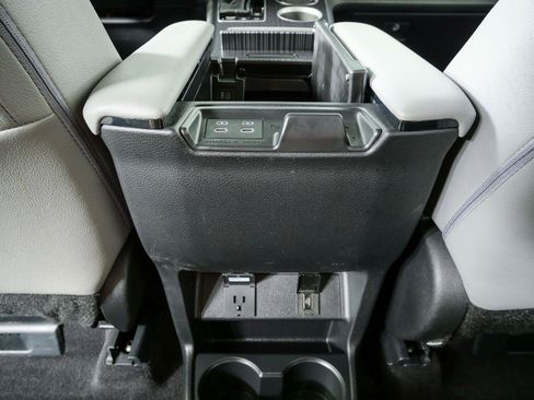 Used 2025 Toyota Sienna XLE w/ XLE Plus Package FWD image 17