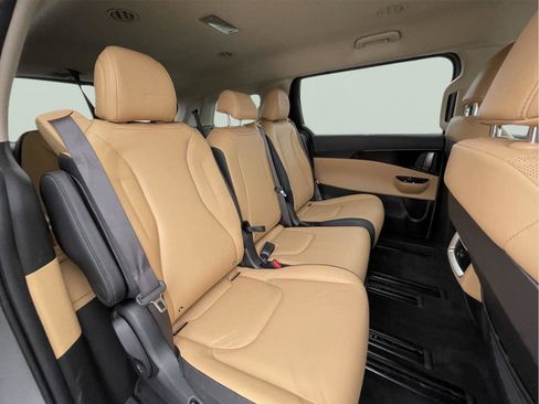 Used 2023 Kia Carnival EX image 22