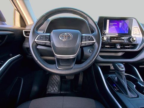 Used 2023 Toyota Highlander LE FWD image 6