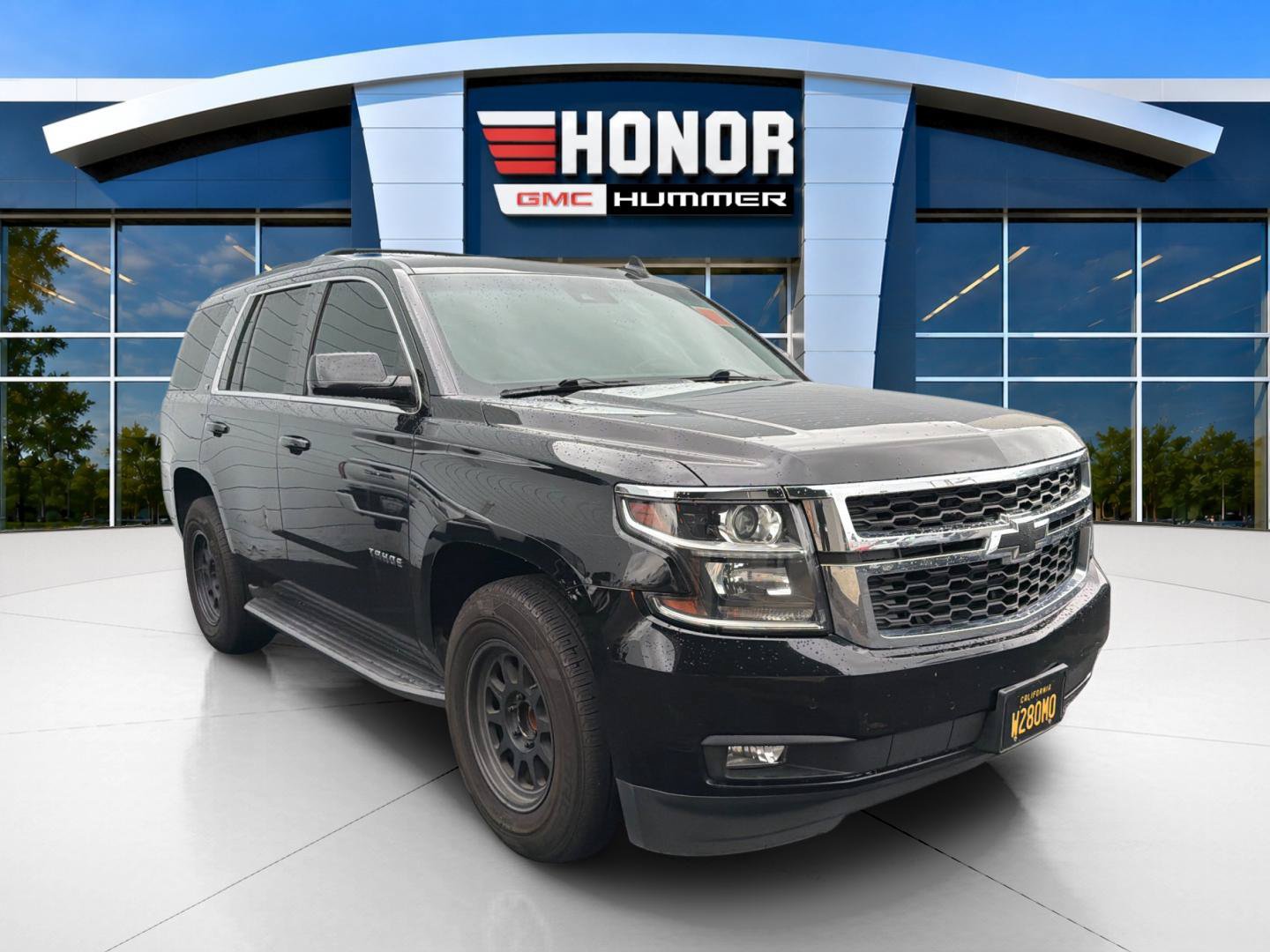 Used 2017 Chevrolet Tahoe LT w/ Luxury Package RWD image 2