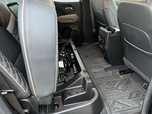 Used 2024 GMC Canyon Denali image 17