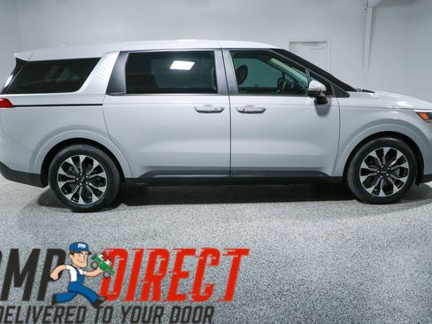 Used 2024 Kia Carnival EX FWD image 6