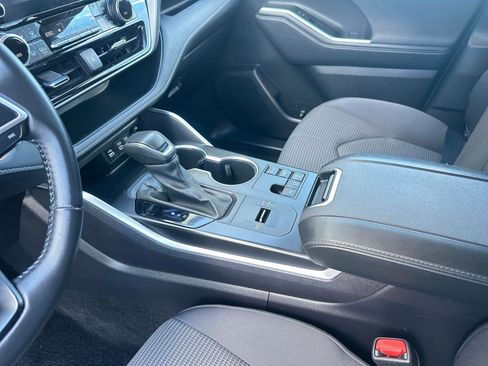 Used 2025 Toyota Highlander LE image 42