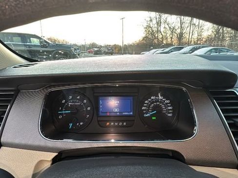 Used 2018 Ford Taurus SE image 13