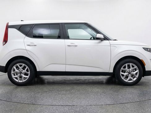 Used 2025 Kia Soul LX w/ LX Technology Package FWD image 9