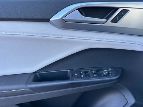 New 2026 Volkswagen Taos SE image 10