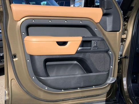 Used 2025 Land Rover Defender 110 X-Dynamic SE image 18