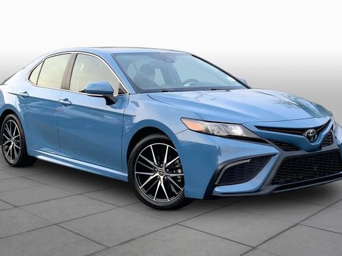 Used 2023 Toyota Camry SE w/ Convenience Package image 3