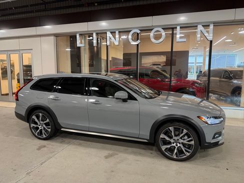 Used 2024 Volvo V90 B6 Cross Country Ultimate w/ Climate Package AWD/4WD image 4