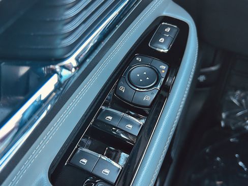 Used 2021 Lincoln Corsair Standard w/ Equipment Group 101A image 18