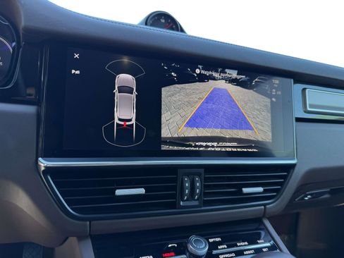 Used 2023 Porsche Cayenne Platinum Edition image 30