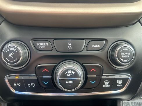 Used 2017 Jeep Cherokee Limited AWD/4WD image 35