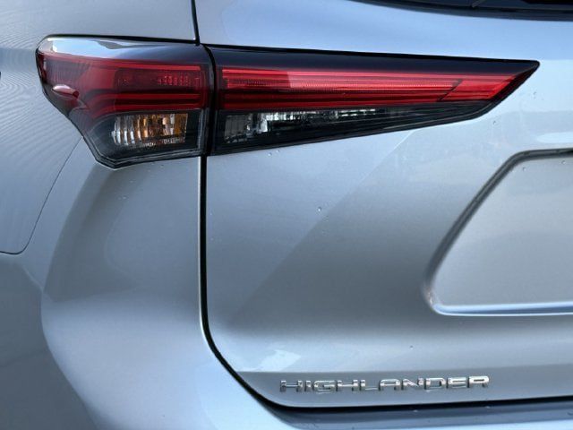Used 2022 Toyota Highlander LE FWD image 6