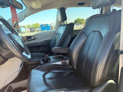 Used 2018 Chrysler Pacifica Touring-L Plus FWD image 14