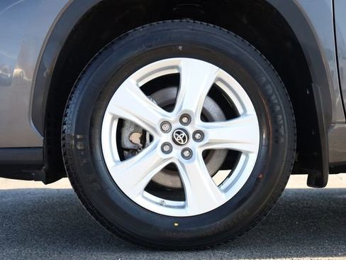 Used 2024 Toyota Highlander LE image 9