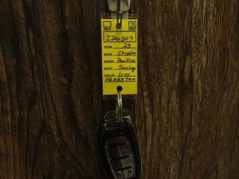 Used 2023 Chrysler Pacifica Touring-L FWD image 36