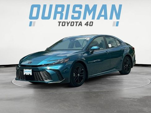 Used 2025 Toyota Camry SE w/ Convenience Package FWD image 3