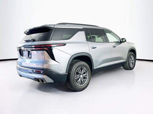 Used 2025 Chevrolet Traverse LT image 9