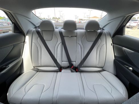 Used 2025 Hyundai Elantra Limited image 40