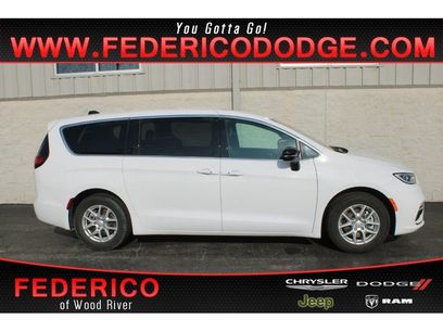 Used 2025 Chrysler Pacifica Select