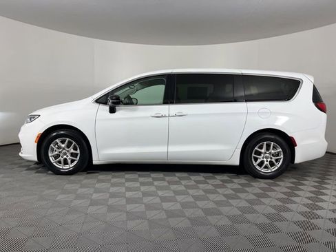Used 2024 Chrysler Pacifica Touring-L FWD image 6