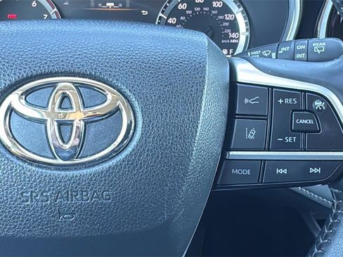 Certified 2024 Toyota Highlander XLE image 33