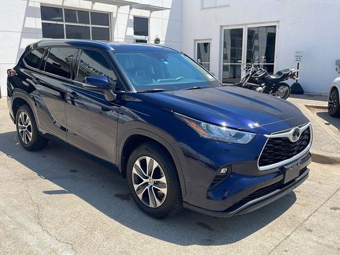 Used 2020 Toyota Highlander XLE FWD image 3