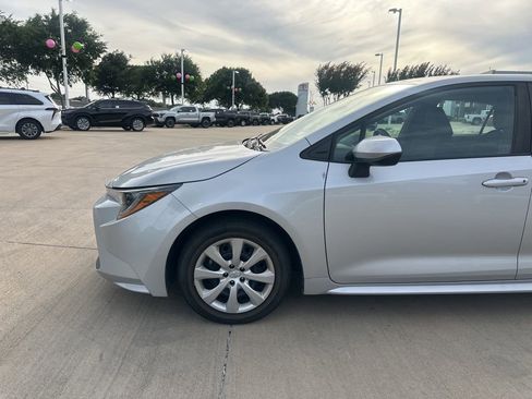Used 2020 Toyota Corolla LE FWD image 2