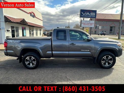 Used 2016 Toyota Tacoma TRD Sport image 4