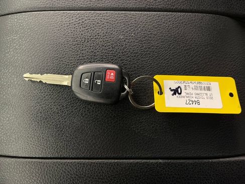 Used 2019 Toyota Highlander LE FWD image 24