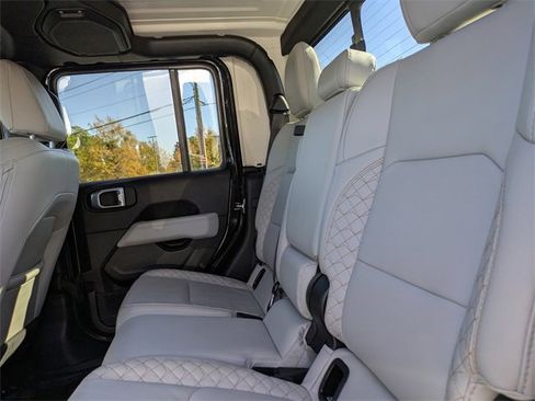 Used 2022 Jeep Gladiator Overland image 15