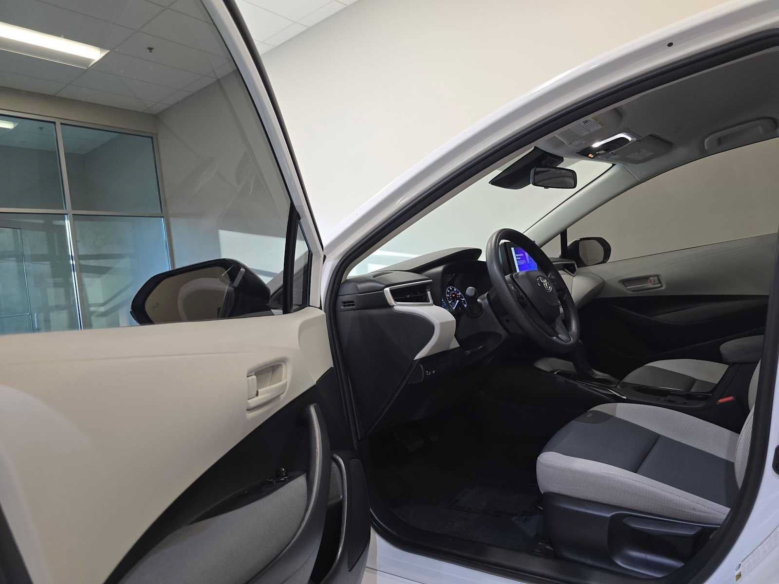 Used 2025 Toyota Corolla LE FWD image 22