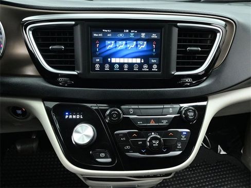 Used 2021 Chrysler Voyager L image 27