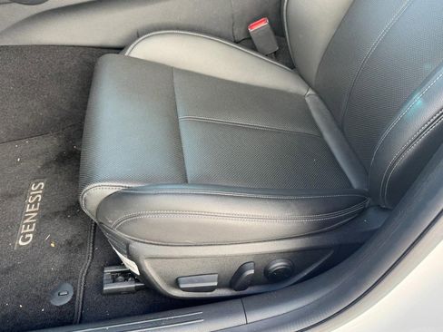 Used 2025 Genesis G70 2.5T image 24