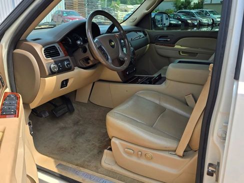 Used 2014 Chevrolet Suburban LTZ image 8